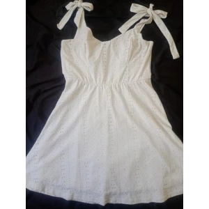 Lindo vestido de alças de laço furadinho